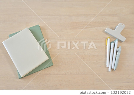 我最喜歡的文具：記事本、筆記本、鋼筆和夾子 132192052