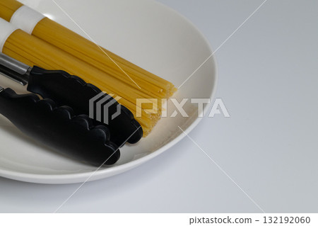 White space and spaghetti cooking preparation 132192060