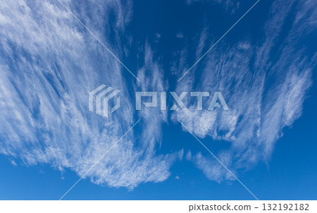 卷雲在秋天的藍天上蔓延 132192182