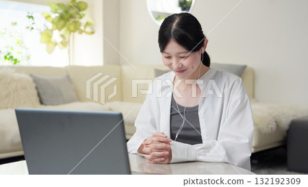 亞洲女性進行線上採訪 132192309