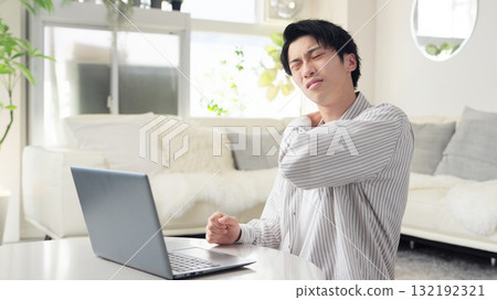 亞洲男子在使用電腦時肩膀疼痛 132192321