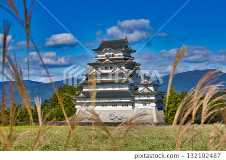 勝山城在秋日藍天的襯托下熠熠生輝 132192487