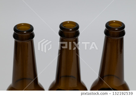 三個空的棕色啤酒瓶頸 132192539