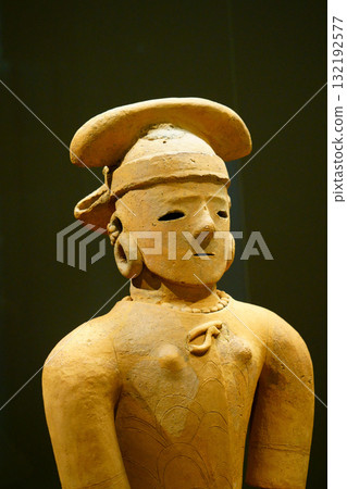 9364 埴輪 - 盛裝打扮的女孩(細節) 9364 埴輪 - 盛裝打扮的女孩(細節) 132192577