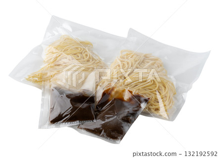 透明背景上袋子裡的一組拉麵和湯（png） 132192592