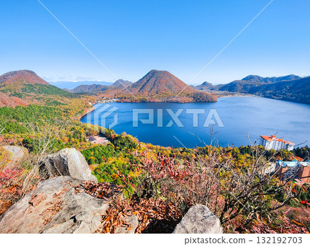 榛名山(秋季):從歌舞伎山和鈴岩眺望的景色 榛名山(秋季):從歌舞伎山和鈴岩眺望的景色 132192703