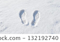 新鮮的雪和明亮的陽光背景中的腳印 132192740