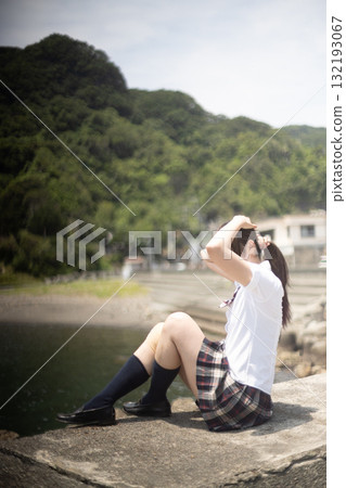 海邊穿制服的女人 132193067