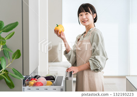 從冰箱蔬菜室拿出蔬菜的婦女、家庭主婦、管家、家務助理 132193223