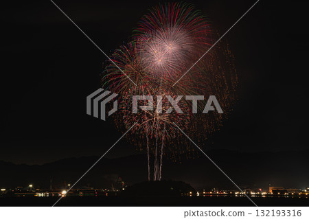 從豐橋市（愛知縣）眺望的蒲郡節、夏季煙火大會和三河灣 132193316
