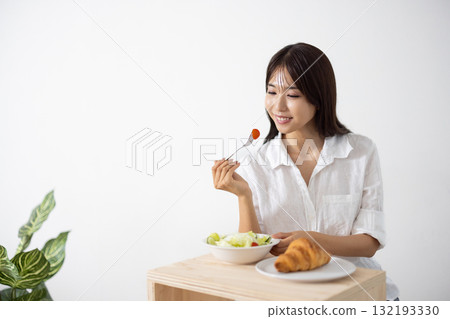 Young woman enjoying a healthy breakfast 132193330