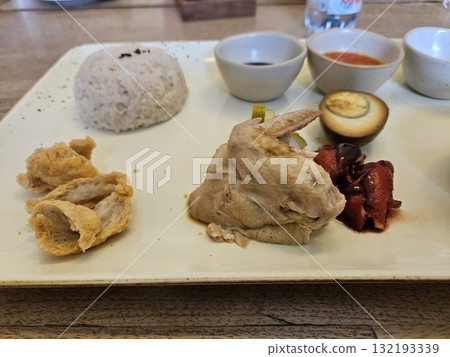 This is a set of hainanese chicken rice This is a set of hainanese chicken rice 132193339