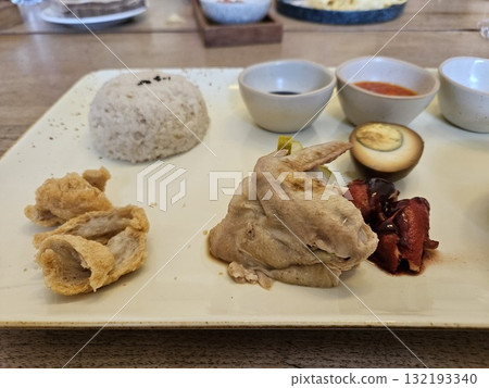 This is a set of hainanese chicken rice 132193340