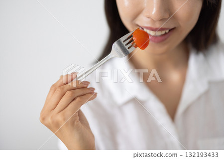 西紅柿被送到嘴邊的特寫鏡頭 132193433