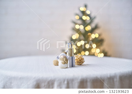 雪人雕像和聖誕樹聖誕圖像 雪人雕像和聖誕樹聖誕圖像 132193623