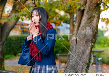 秋葉飄落的高中女生在休息,穿著冬裝上學的高中生,上下學的路上 秋葉飄落的高中女生在休息,穿著冬裝上學的高中生,上下學的路上 132193626