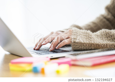 Woman computer hand parts image 132194027