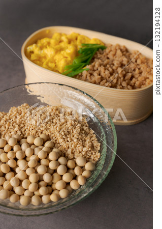 Minced meat bento made with soy meat Minced meat bento made with soy meat 132194128