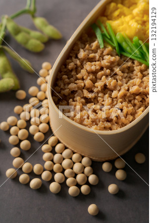 Minced meat bento made with soy meat Minced meat bento made with soy meat 132194129