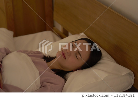 睡著的女人在臥室裡做惡夢 132194181