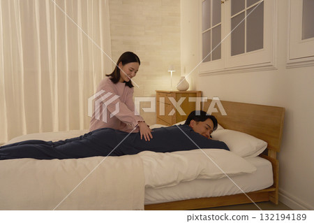 妻子在床上給丈夫按摩 132194189