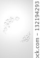 白色背景上多個水滴的背景材料。 3D（垂直） 132194293