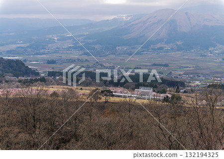 美麗的春天,櫻花在阿蘇山的襯托下格外美麗,世界最大的戶外舞台之一就是Aspecta(南阿蘇村) 美麗的春天,櫻花在阿蘇山的襯托下格外美麗,世界最大的戶外舞台之一就是Aspecta(南阿蘇村) 132194325