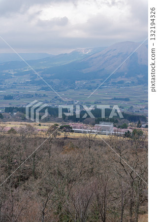 春光明媚，世界最大規模的戶外舞台「Aspecta」（南阿蘇村）在阿蘇山的映襯下格外醒目 132194326