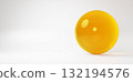 白色背景中的黃色玻璃狀球體。複製空間。 3D（橫向） 132194576