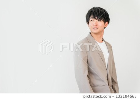 穿著西裝或夾克的微笑的年輕亞洲商人（辦公室休閒、清爽、換工作、就業） 132194665