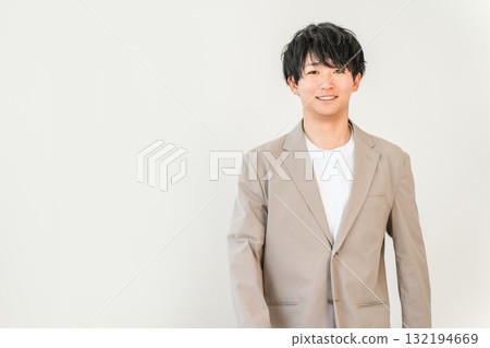 Smiling young Asian businessman in a suit and jacket (walking, office casual, refreshing, job change, employment) Smiling young Asian businessman in a suit and jacket (walking, office casual, refreshing, job change, employment) 132194669