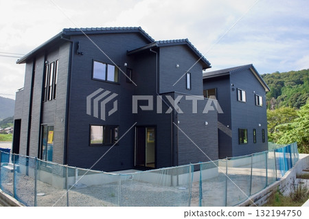 即將完工的新建房屋的背面 132194750