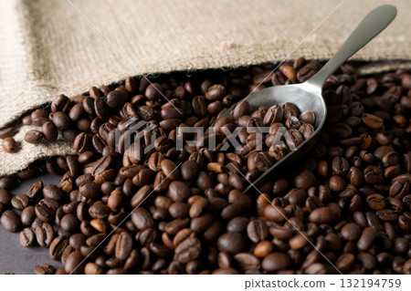 在大麻袋子的咖啡豆 132194759
