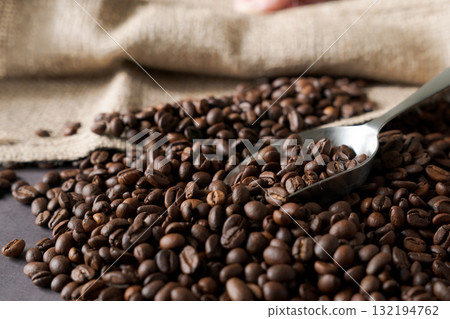 在大麻袋子的咖啡豆 132194762