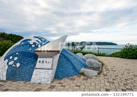 海浪拍打著美麗的角島沙灘和角島大橋 132194771