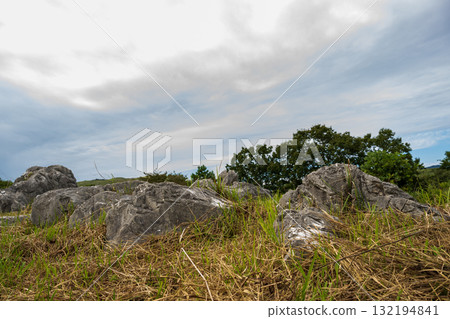 在晴朗的秋天天空中可以看到秋吉台的石質喀斯特高原的秋景 在晴朗的秋天天空中可以看到秋吉台的石質喀斯特高原的秋景 132194841