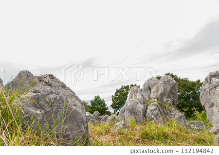 在晴朗的秋天天空中可以看到秋吉台的石質喀斯特高原的秋景 在晴朗的秋天天空中可以看到秋吉台的石質喀斯特高原的秋景 132194842