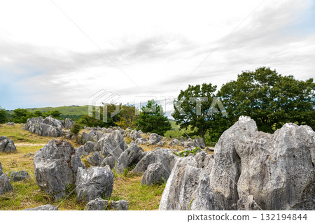 Autumn scenery where you can see the stone karst plateau of Akiyoshidai in the clear autumn sky Autumn scenery where you can see the stone karst plateau of Akiyoshidai in the clear autumn sky 132194844