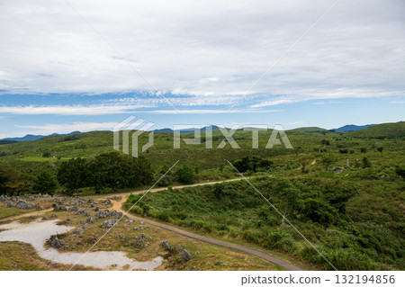 在晴朗的秋天天空中可以看到秋吉台的石質喀斯特高原的秋景 132194856