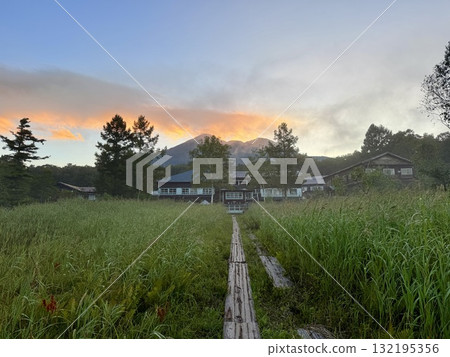 群馬縣尾瀨沼湖和尾瀨之原之間的見晴山間小屋和露營地 132195356