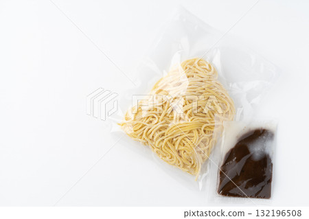 白色背景中袋子裡的一組拉麵和湯 132196508
