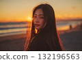 一個女人轉身，海灘上的日落 132196563