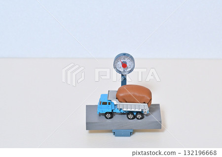 自卸卡車和秤超載圖像 自卸卡車和秤超載圖像 132196668