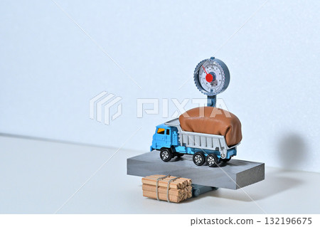 自卸卡車和秤超載圖像 自卸卡車和秤超載圖像 132196675