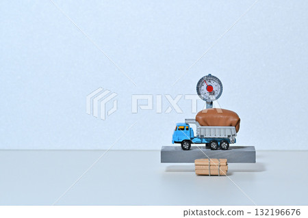 自卸卡車和秤超載圖像 132196676