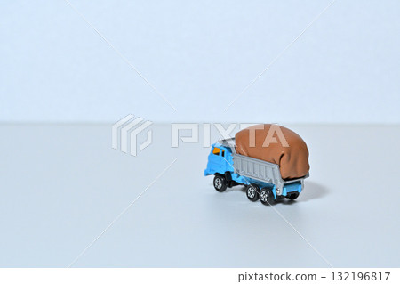 自卸卡車和秤超載圖像 自卸卡車和秤超載圖像 132196817