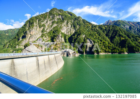 立山黑部阿爾卑斯山脈路線、黑部湖、秋季氣氛、富山縣 132197085