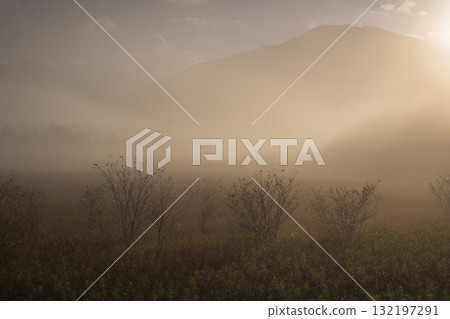 晨霧籠罩的群山 132197291