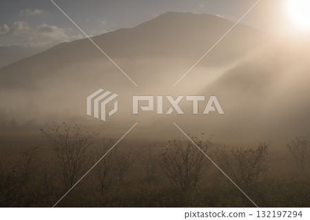 晨霧籠罩的群山 132197294