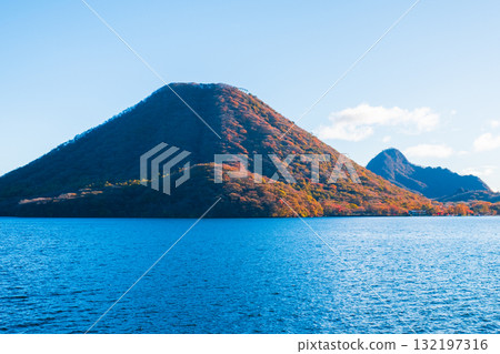 榛名山、榛名湖、榛名山富士(秋季) 榛名山、榛名湖、榛名山富士(秋季) 132197316
